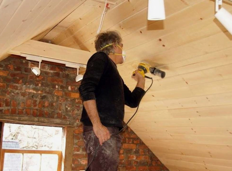 Lixando teto de madeira