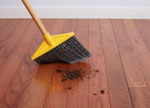 Limpeza piso de madeira