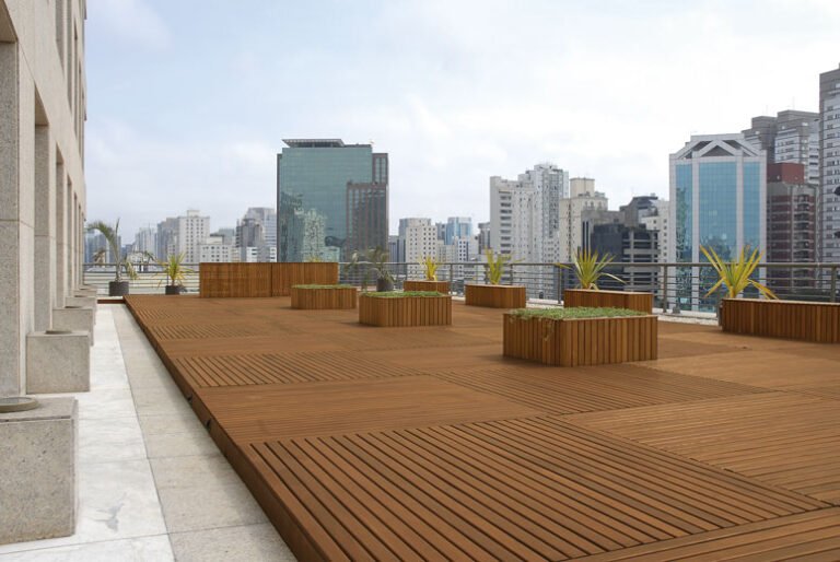 deck de madeira em prédio