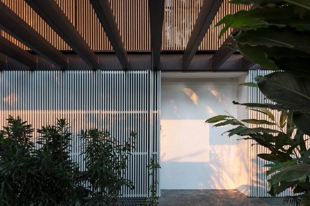 Varanda da Residência Ubá com forro de cumaru, projeto Jacobsen Arquitetura