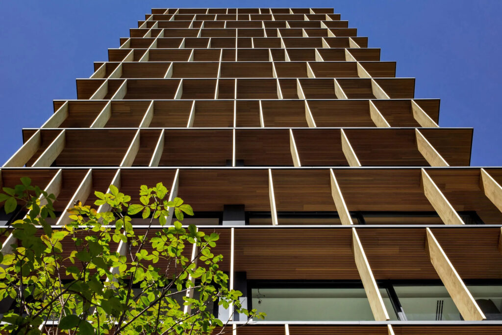 Fachada da Residência Nube com brises de tauari, projeto Jacobsen Arquitetura