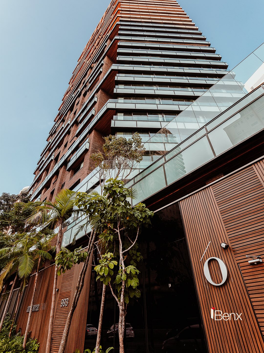 Fachada do Arborea Itaim com brises de madeira, projeto PSA Arquitetura