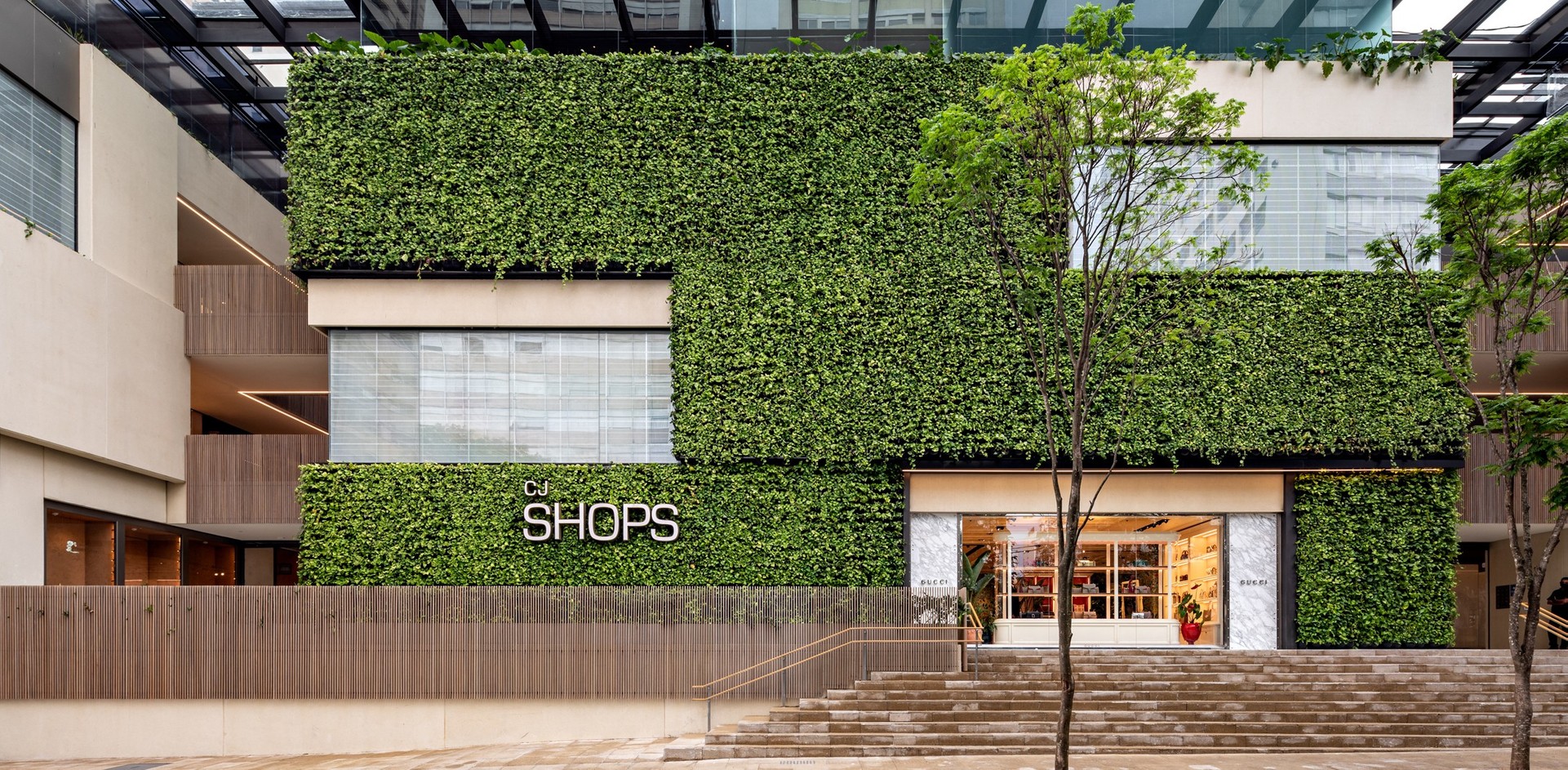 Fachada da Shops Jardins com jardim vertical na Rua Haddock Lobo