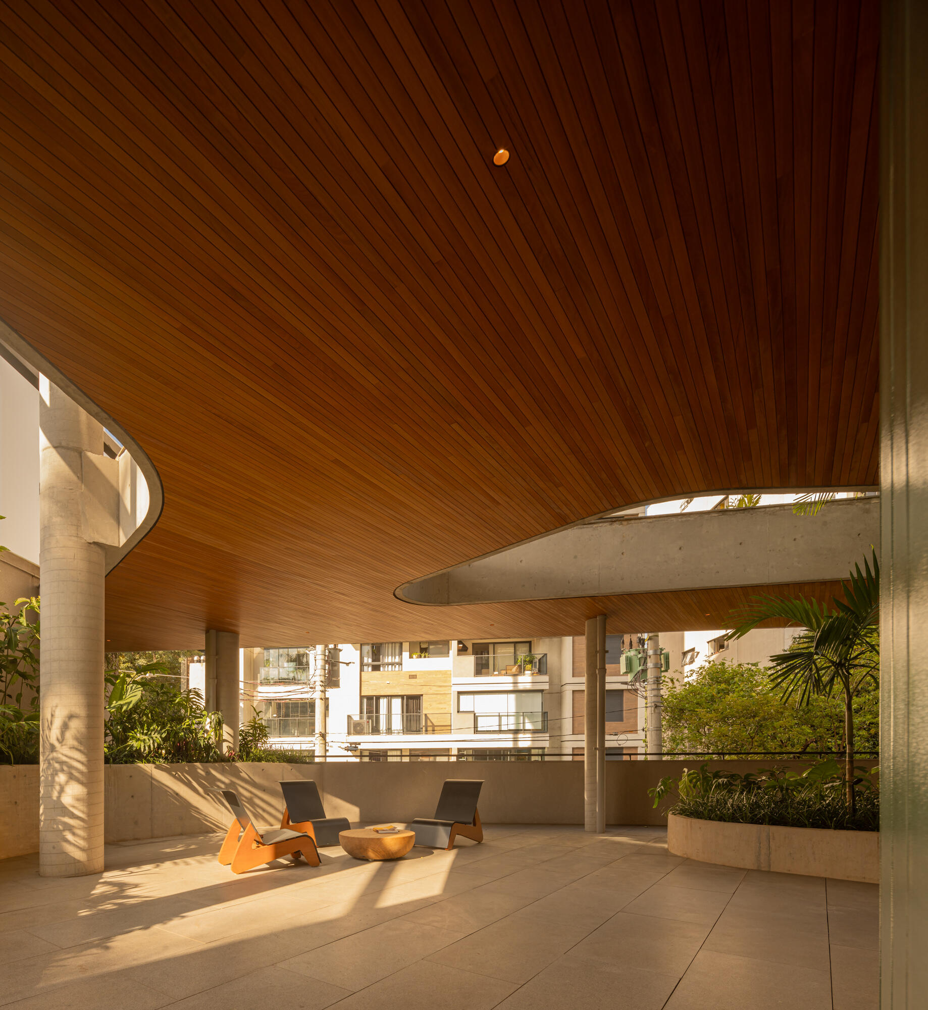 Forro de madeira com claraboia circular no Pascoal Vita, projeto Bernardes Arquitetura