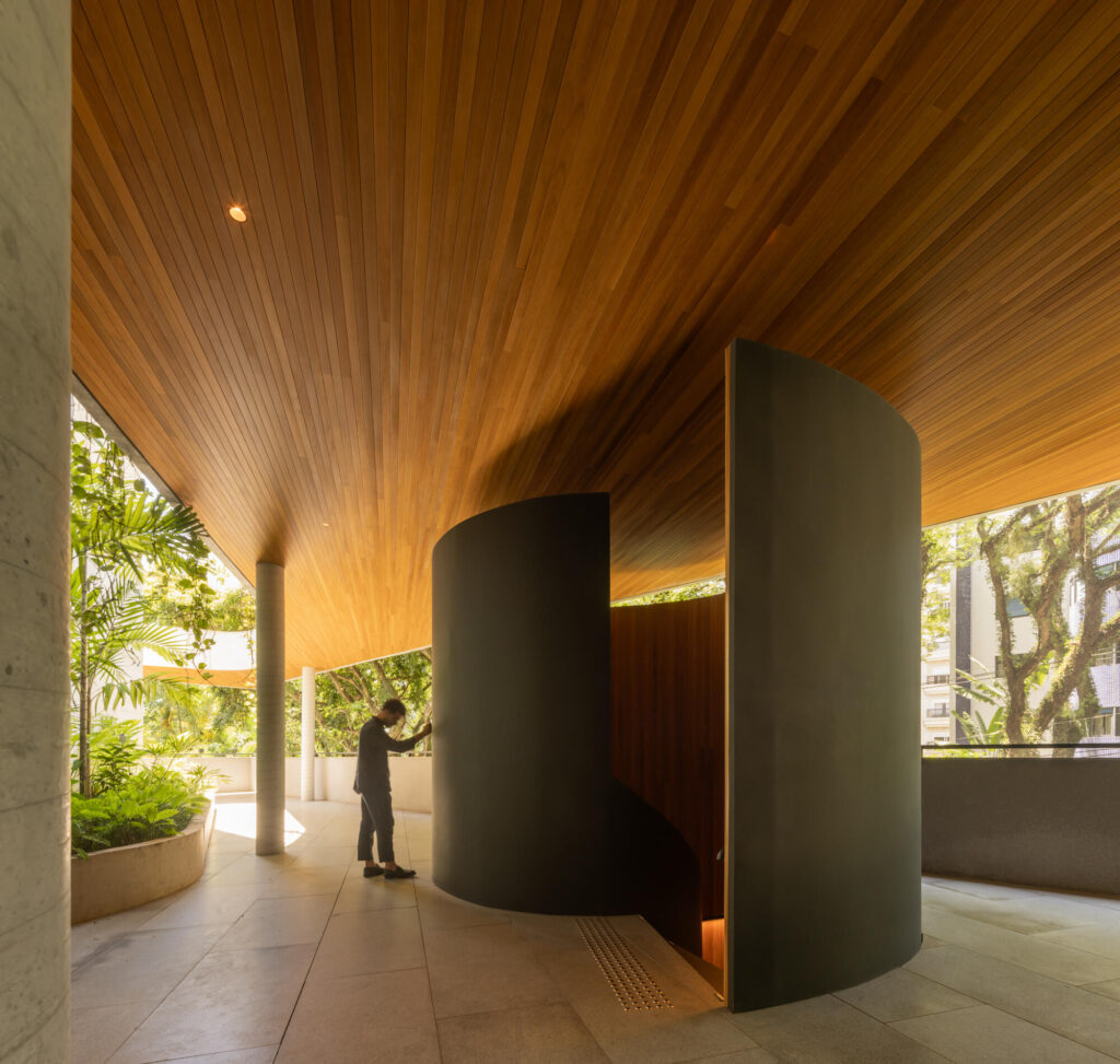 Forro de madeira curvo do Pascoal Vita, projeto Bernardes Arquitetura, em São Paulo