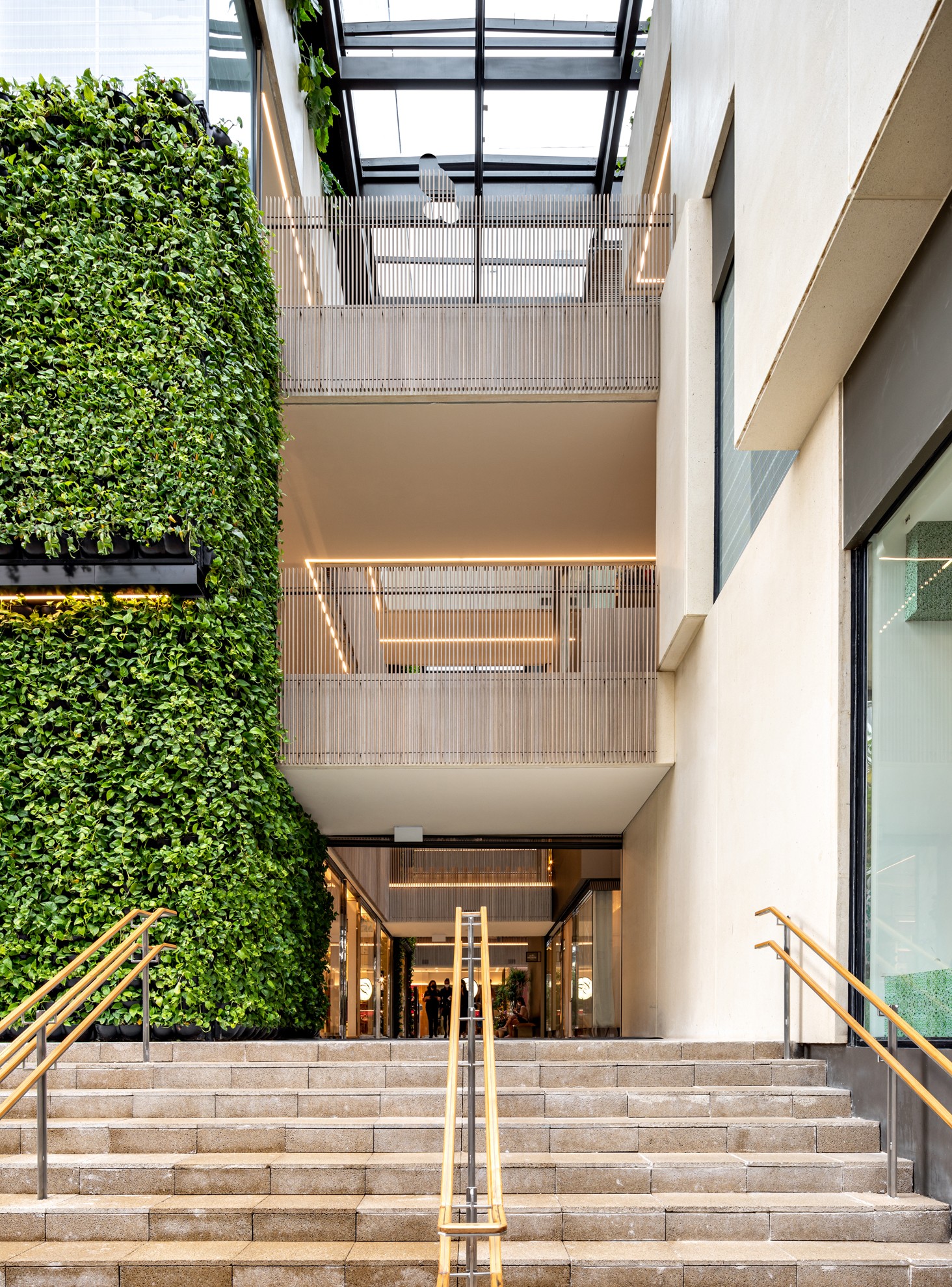 Varanda da Shops Jardins com guarda-corpo de tauari junto ao jardim vertical