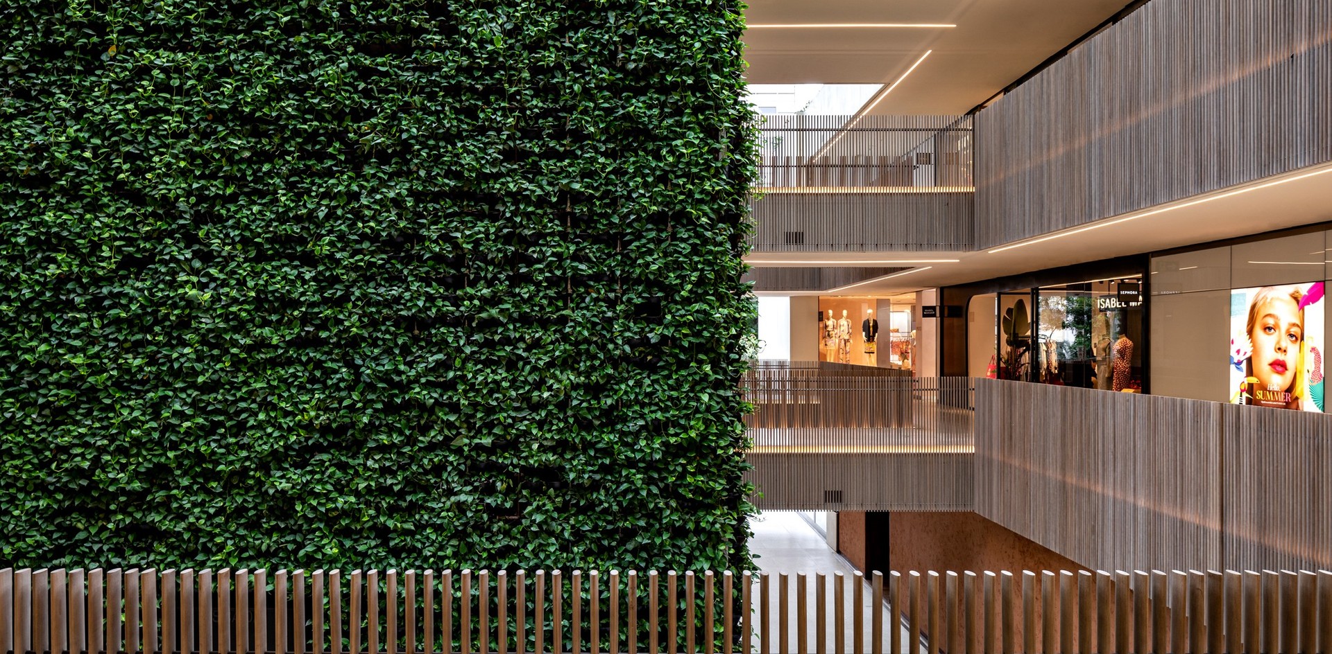 Jardim vertical e varandas de tauari na Shops Jardins