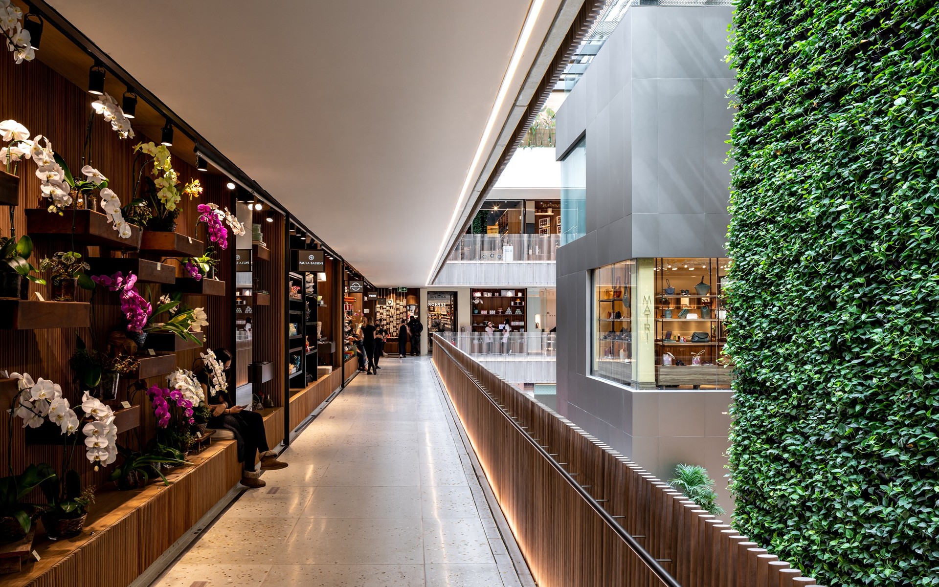Galeria de lojas da Shops Jardins com forro de madeira natural