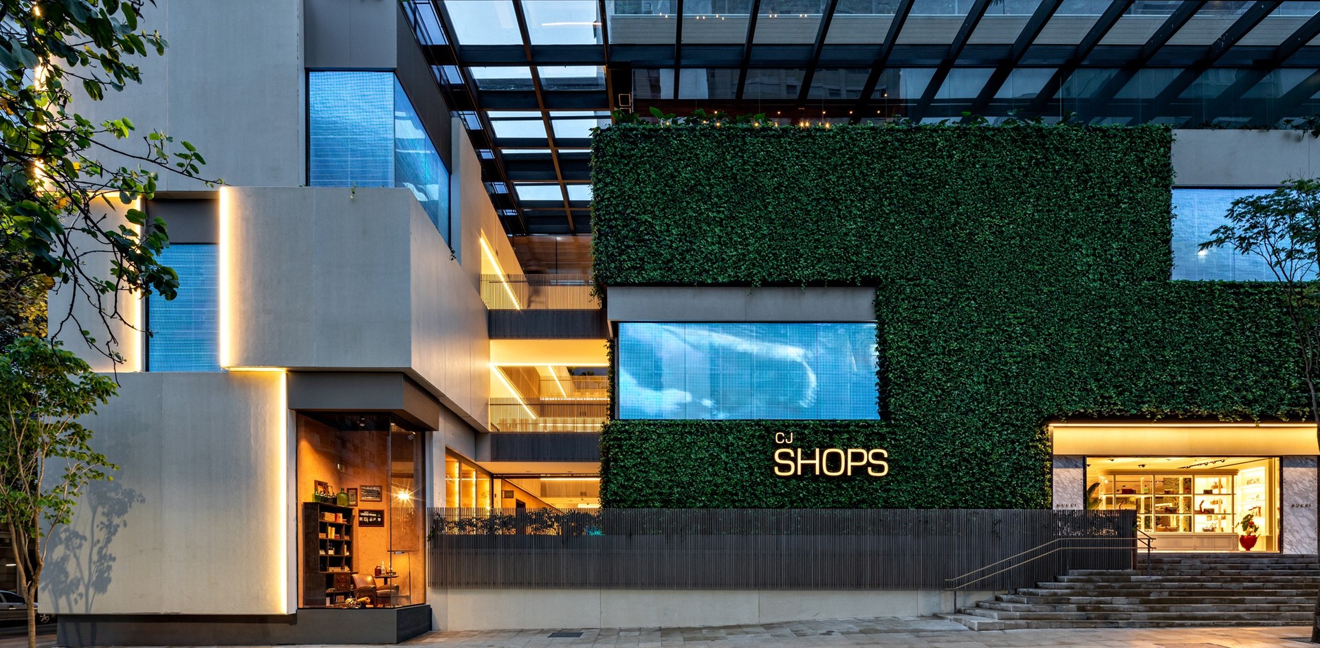 Átrio da Shops Jardins com jardim vertical e escadas rolantes