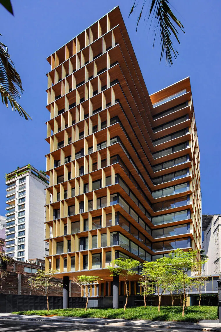 Edifício residencial Nube revestido em tauari, projeto Jacobsen Arquitetura